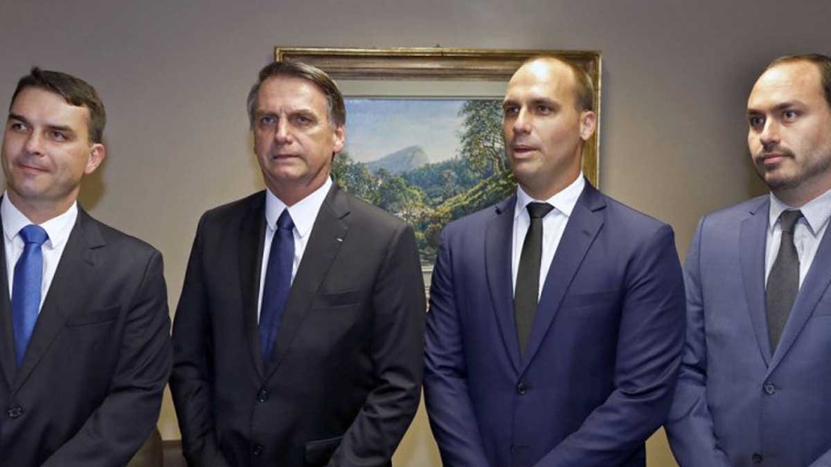 pelo menos 64 pessoas, incluindo o presidente Jair Bolsonaro, seus três filhos políticos, ministros e médicos. O parecer final será assinado