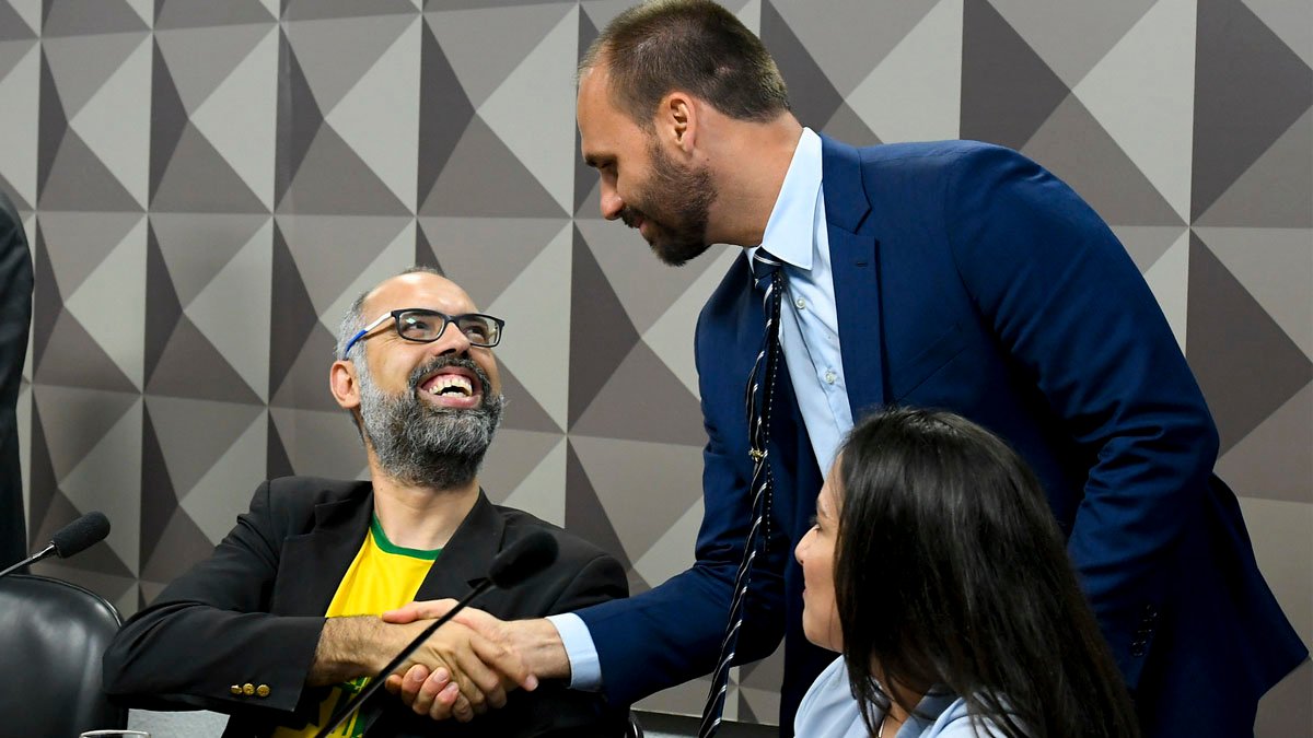 Alexandre de Moraes, do Supremo Tribunal Federal, expediu uma ordem de prisão e extradição do blogueiro bolsonarista Allan dos Santos,