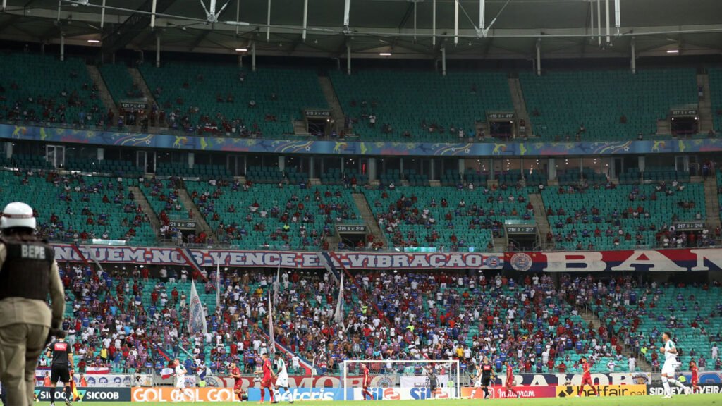 O Governo do Estado decidiu ampliar a presença de torcedores em jogos de futebol na Bahia. A partir desta quarta-feira (27), os estádios