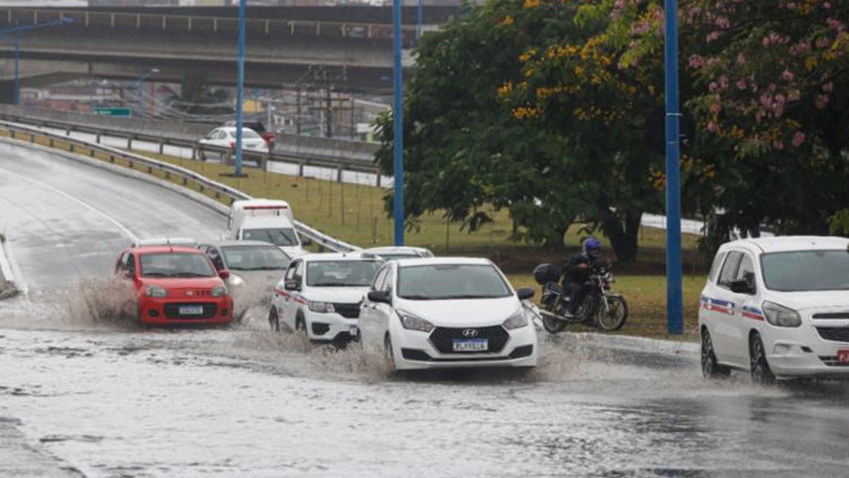 A chuva que atinge Salvador desde quinta-feira (21), segue na capital baiana neste sábado (23). O mau tempo deve permanecer no domingo (24). Segundo o Instituto Nacional de Meteorologia (Inmet), estão previstas muitas nuvens, com pancadas de chuva e trovoadas isoladas em Salvador neste sábado. A temperatura mínima é de 24ºC e máxima de 27ºC.