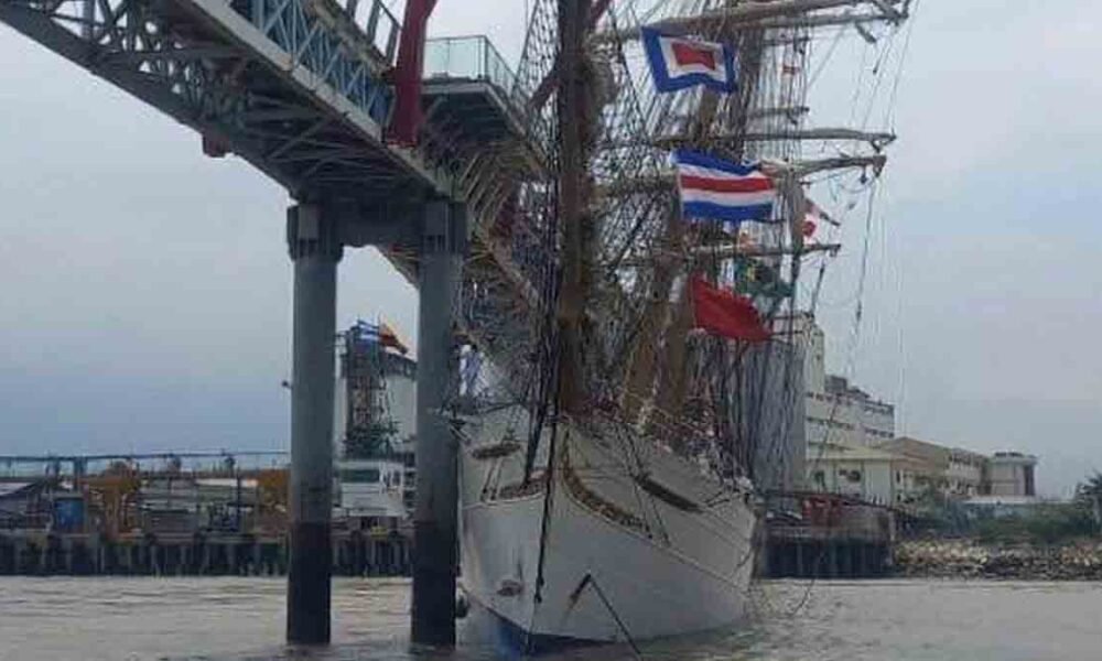 Considerado a joia da Marinha do Brasil, o navio-veleiro Cisne Branco colidiu com uma ponte de pedestres que liga Guayaquil à Ilha de Santay,