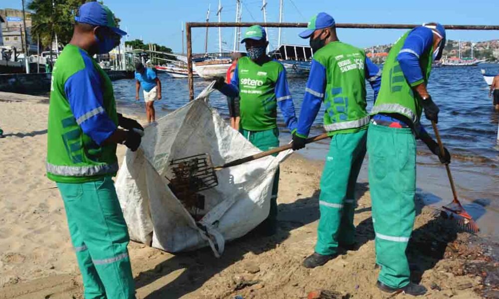 cujo objetivo era retirar sucatas de embarcações da faixa de areia da orla da Ribeira. A operação, iniciada no último dia 18 e encerrada esta semana,