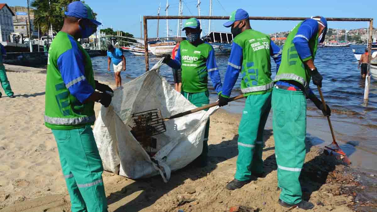 cujo objetivo era retirar sucatas de embarcações da faixa de areia da orla da Ribeira. A operação, iniciada no último dia 18 e encerrada esta semana,