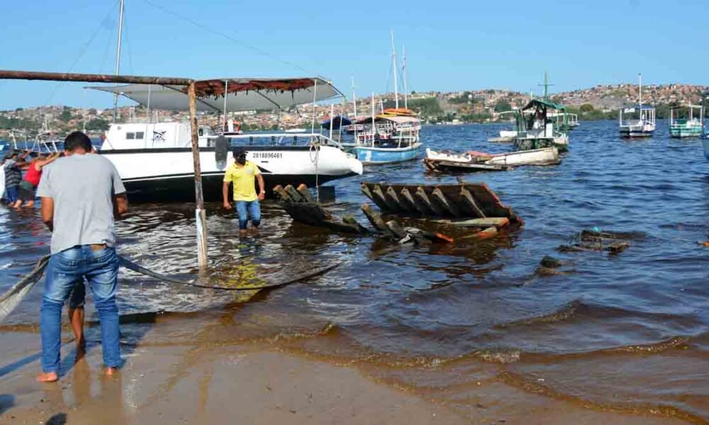 A Prefeitura, através da Secretaria Municipal de Ordem Pública (Semop), está realizando uma operação integrada que visa retirar sucatas de barcos