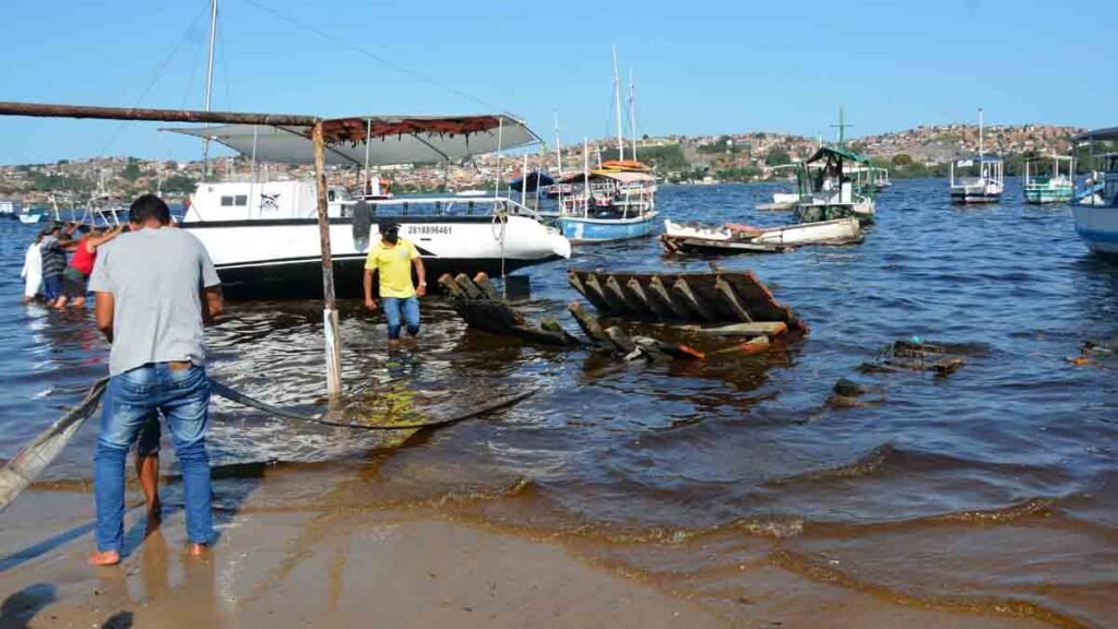 A Prefeitura, através da Secretaria Municipal de Ordem Pública (Semop), está realizando uma operação integrada que visa retirar sucatas de barcos