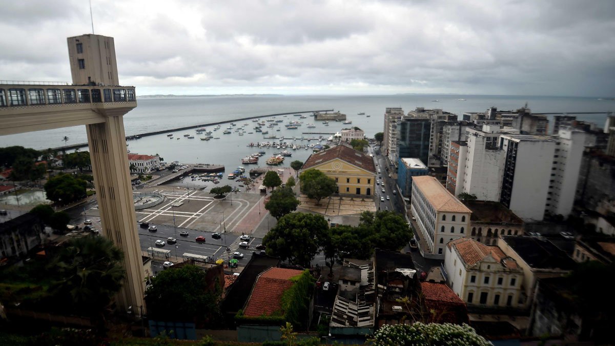 Com a chegada de uma frente fria em Salvador, a previsão é de chuva intensa com possibilidade de alagamentos na cidade nos próximos dias.