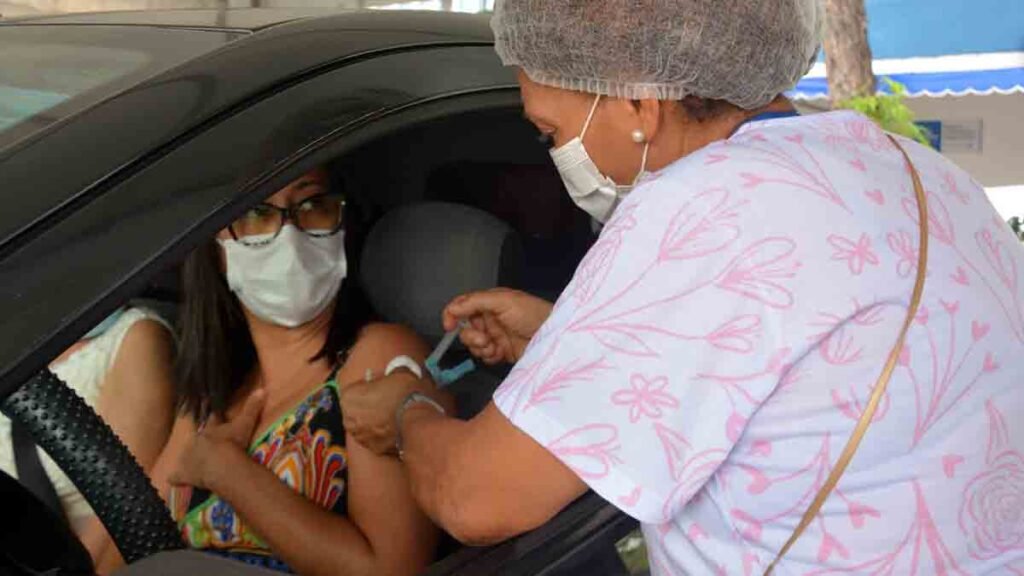 A Prefeitura promove, nesta quarta-feira (27), um mutirão para aplicação da 3ª dose da vacina contra Covid-19 em Salvador. Os pontos