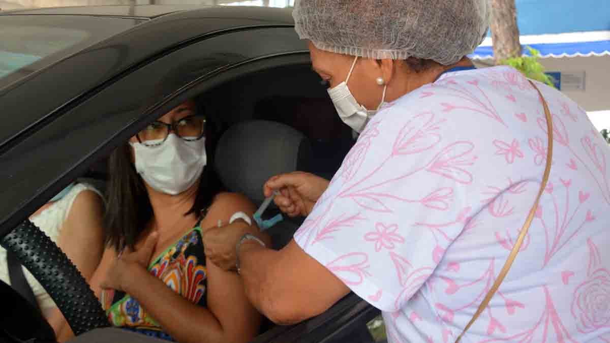 A Prefeitura promove, nesta quarta-feira (27), um mutirão para aplicação da 3ª dose da vacina contra Covid-19 em Salvador. Os pontos