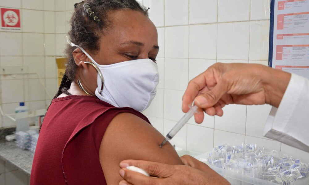 inicia nesta sexta-feira (1º) a aplicação da 3ª dose da vacina contra a Covid-19 em trabalhadores da saúde com idade igual ou superior a 55 anos,