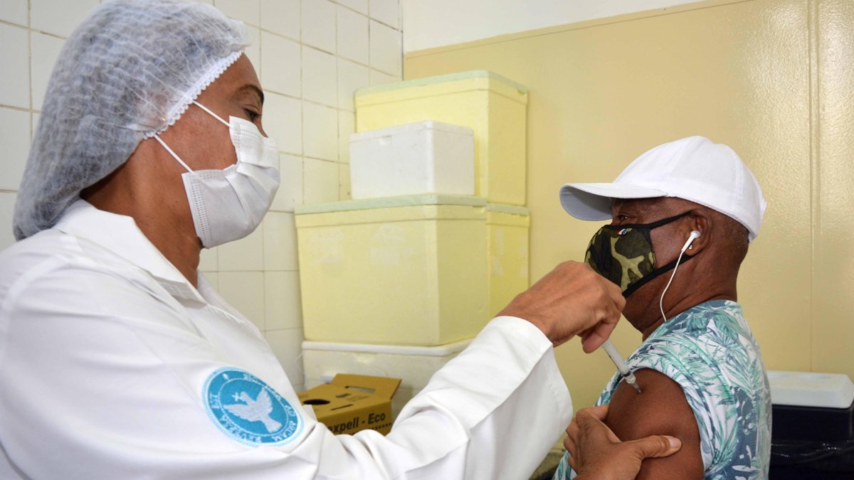 A Prefeitura de Salvador retoma nesta quarta-feira (13) a aplicação da primeira dose da vacina contra a Covid-19 para pessoas com 18 anos