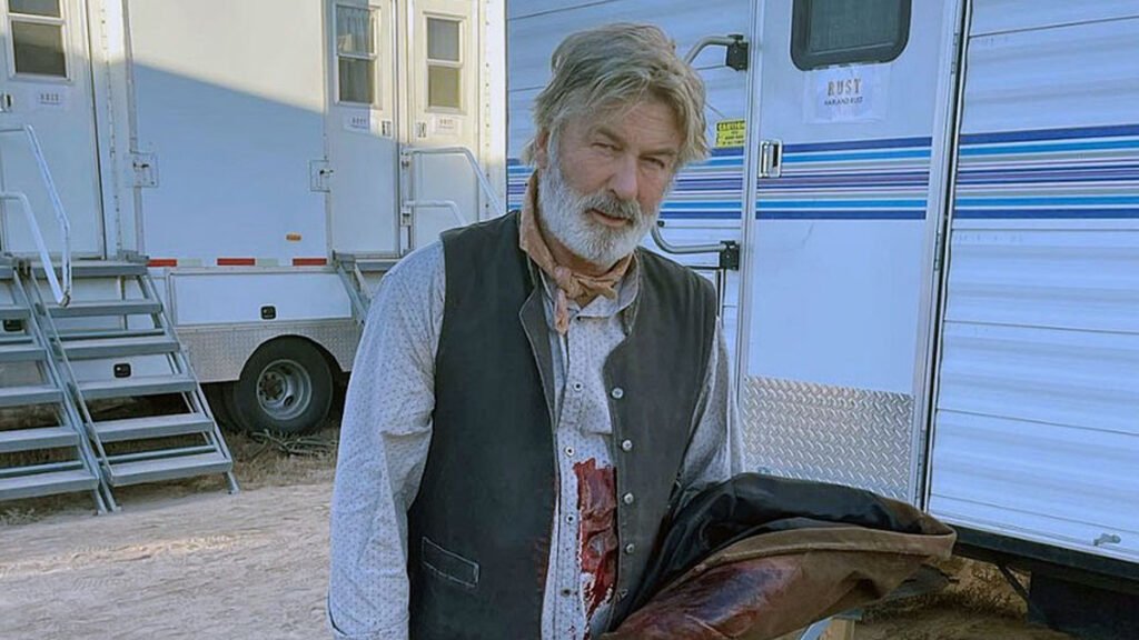 O ator Alec Baldwin, que matou a diretora de fotografia Halyna Hutchins no set do filme de faroteste "Rust', será acusado de homicídio culposo. A decisão foi das promotoras Mary Carmack-Altwies e Andrea Reeb na manhã desta quinta-feira (19). As informações são da Reuters.