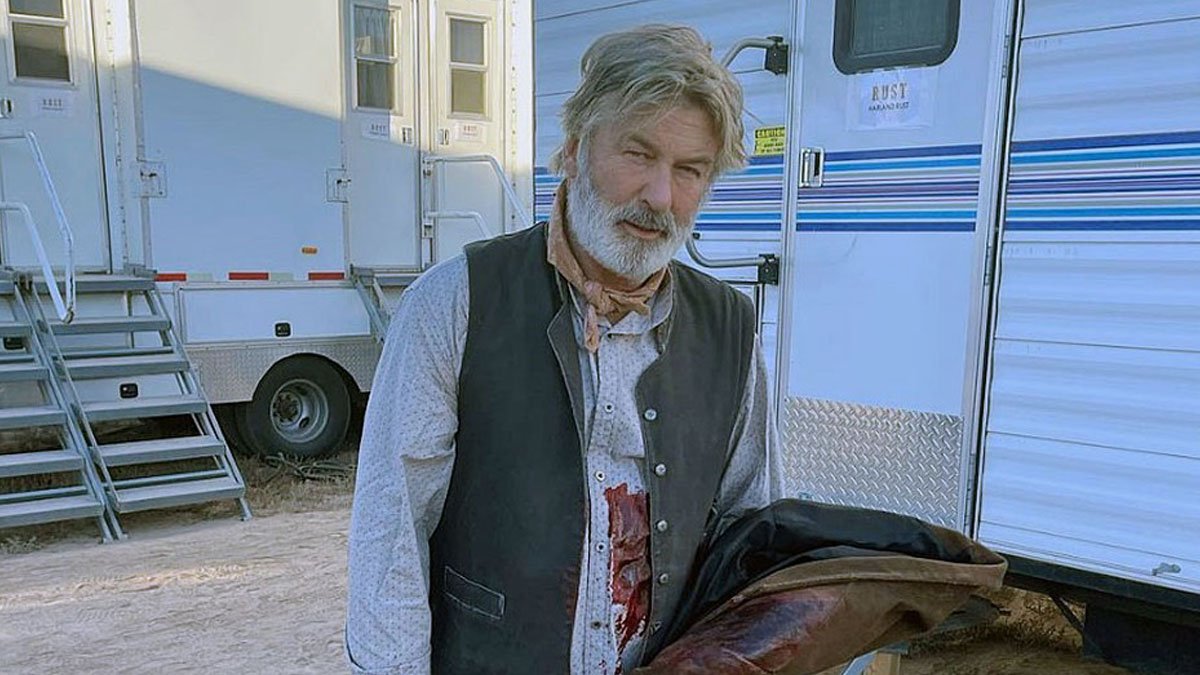 O ator Alec Baldwin, que matou a diretora de fotografia Halyna Hutchins no set do filme de faroteste "Rust', será acusado de homicídio culposo. A decisão foi das promotoras Mary Carmack-Altwies e Andrea Reeb na manhã desta quinta-feira (19). As informações são da Reuters.
