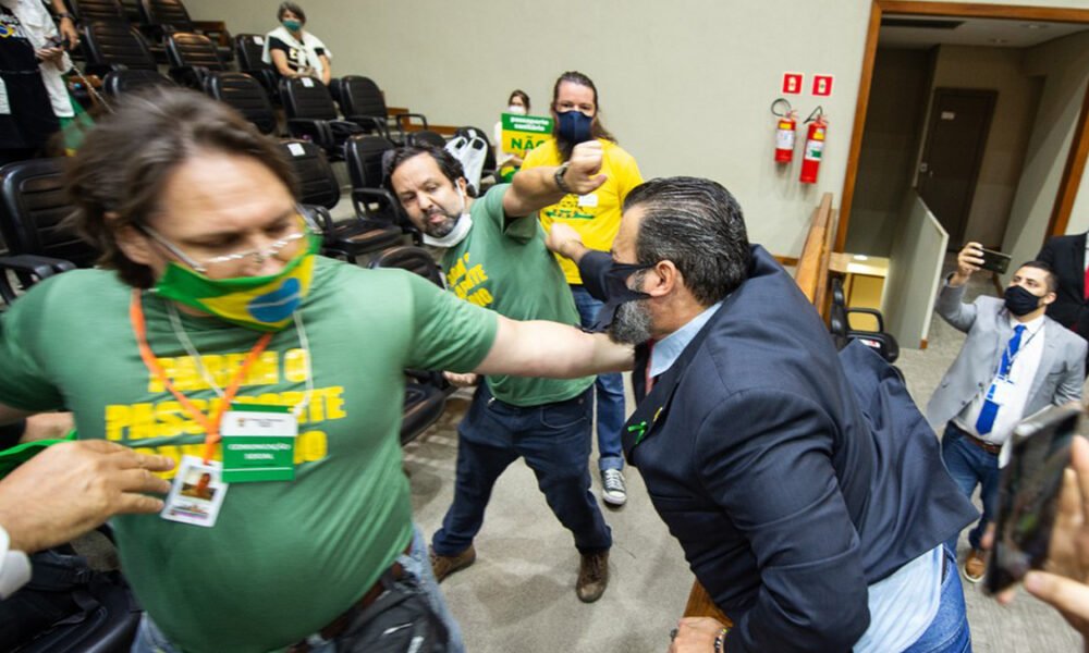 Um grupo de manifestantes antivacina invadiu e interrompeu, nesta quarta-feira (20), uma sessão plenária da Câmara Municipal de Porto Alegre. A confusão entre as pessoas contrárias e a favor da imunização chegou a troca de socos e empurrões enquanto vereadores discutiam o veto da prefeitura à exigência do comprovante de imunização.