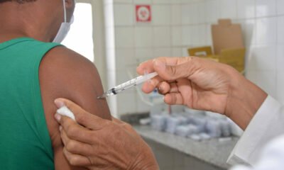 A Prefeitura de Salvador vai realizar o “Arrastão da 2ª Dose”, para que toda a população acima de 18 anos seja totalmente imunizada contra a Covid-19 nos próximos dias. A iniciativa acontece nesta segunda (25) e na terça-feira (26).