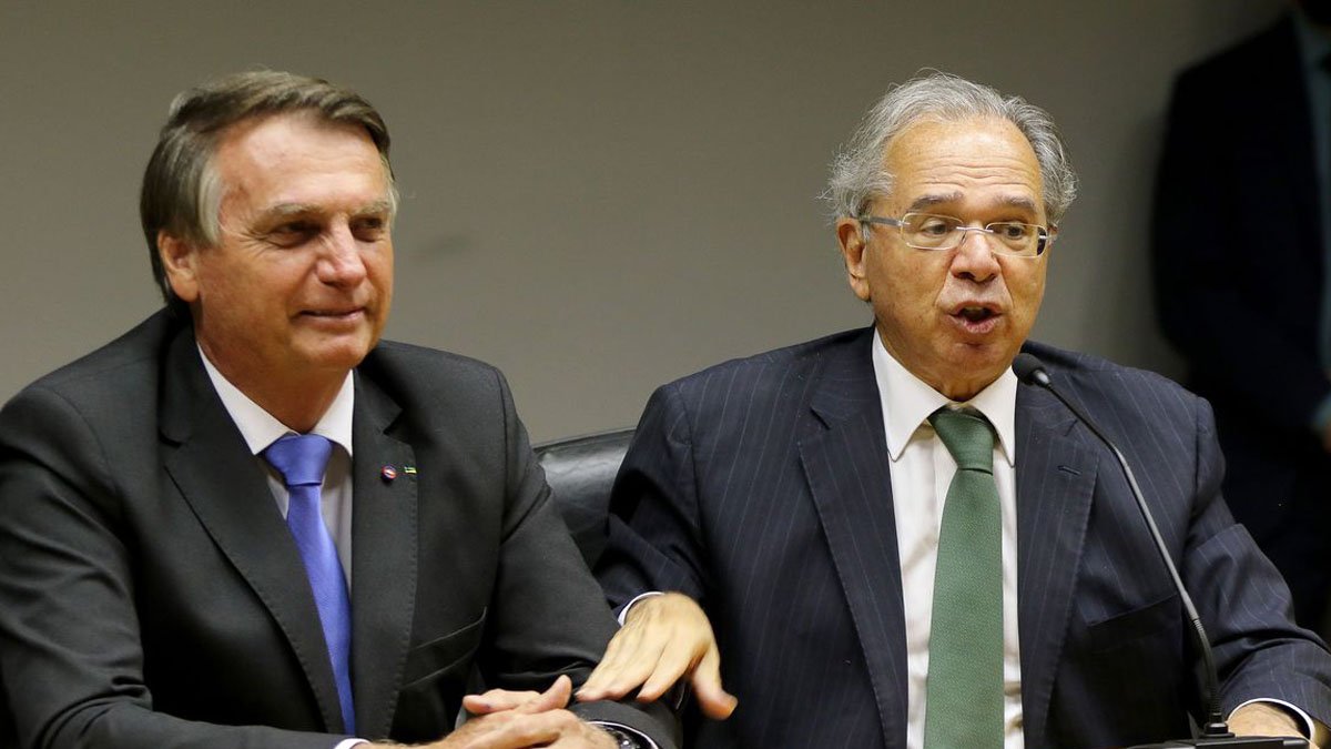 O presidente Jair Bolsonaro disse nesta sexta-feira (22) que confia no ministro da Economia, Paulo Guedes. O ministro estava pressionado