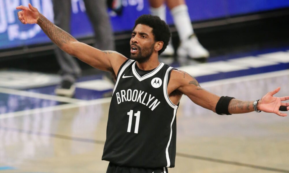 O atleta de 29 anos, Kyrie Irving, grande estrela da NBA, está afastado dos treinos e jogos do Brooklyn Nets devido à sua recusa em receber a