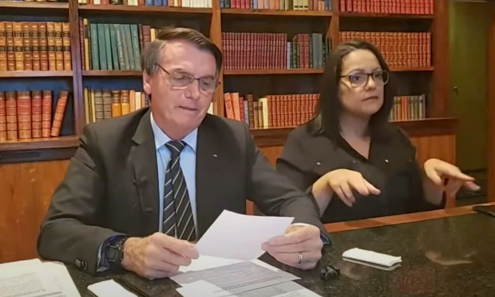 O Facebook retirou do ar a live do presidente Jair Bolsonaro da última quinta-feira (21), em que associa vacinas contra Covid-19 ao desenvolvimento