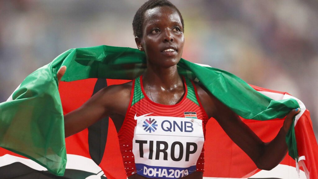 A atleta queniana Agnes Tirop, atual recordista mundial dos 10 mil metros, foi encontrada morta com uma facada no abdômen em sua casa,