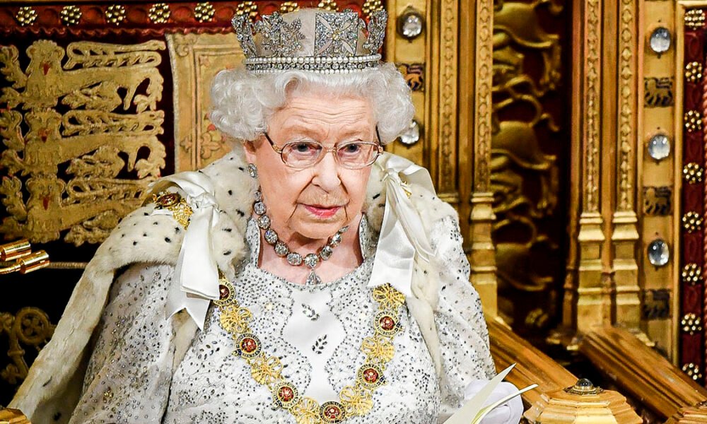 A rainha Elizabeth II, de 96 anos, está sob supervisão depois que seus médicos demonstraram "preocupação" com seu estado de saúde. A informação foi anunciada pelo Palácio de Buckingham. Os familiares da rainha já estão a caminho do Castelo de Balmoral, na Escócia, onde a monarca se encontra, uma indicação da gravidade da situação.