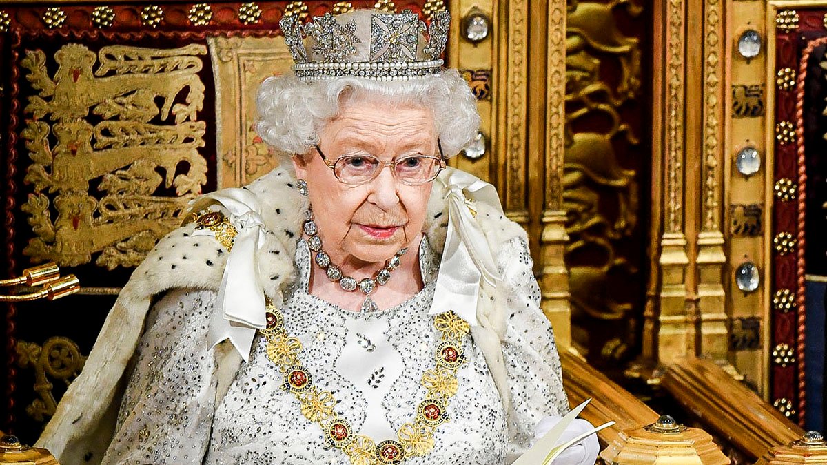 A rainha Elizabeth II, de 96 anos, está sob supervisão depois que seus médicos demonstraram "preocupação" com seu estado de saúde. A informação foi anunciada pelo Palácio de Buckingham. Os familiares da rainha já estão a caminho do Castelo de Balmoral, na Escócia, onde a monarca se encontra, uma indicação da gravidade da situação.