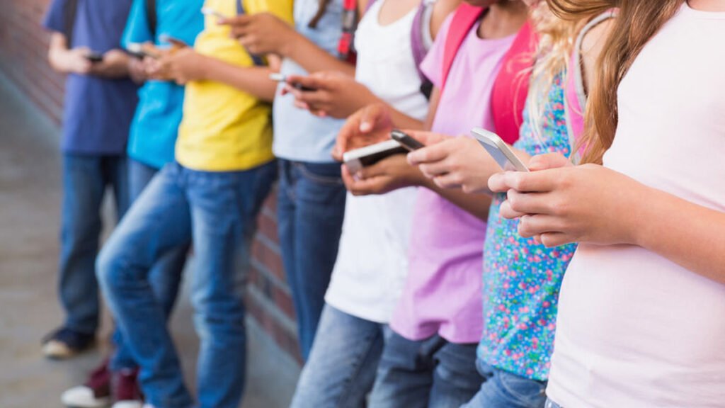 Covid-19, que acumularam milhões de visualizações e são acessíveis a crianças pequenas, estão disponíveis na plataforma de mídia social TikTok