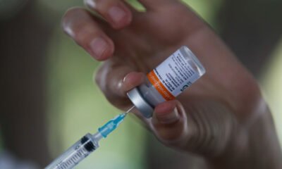 Os Estados Unidos (EUA) vão permitir que visitantes vacinados com imunizantes contra Covid-19 autorizados pelos reguladores americanos ou pela Organização Mundial da Saúde (OMS) - incluindo a Coronavac - possam entrar no país. A informação foi dada nesta sexta-feira (8) pelo Centro para Controle e Prevenção de Doenças (CDC).