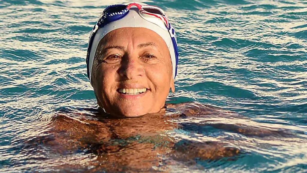 Uma atleta especial tem chamado a atenção de outros atletas e de visitantes da Arena Aquática de Salvador, no bairro da Pituba. Trata-se de
