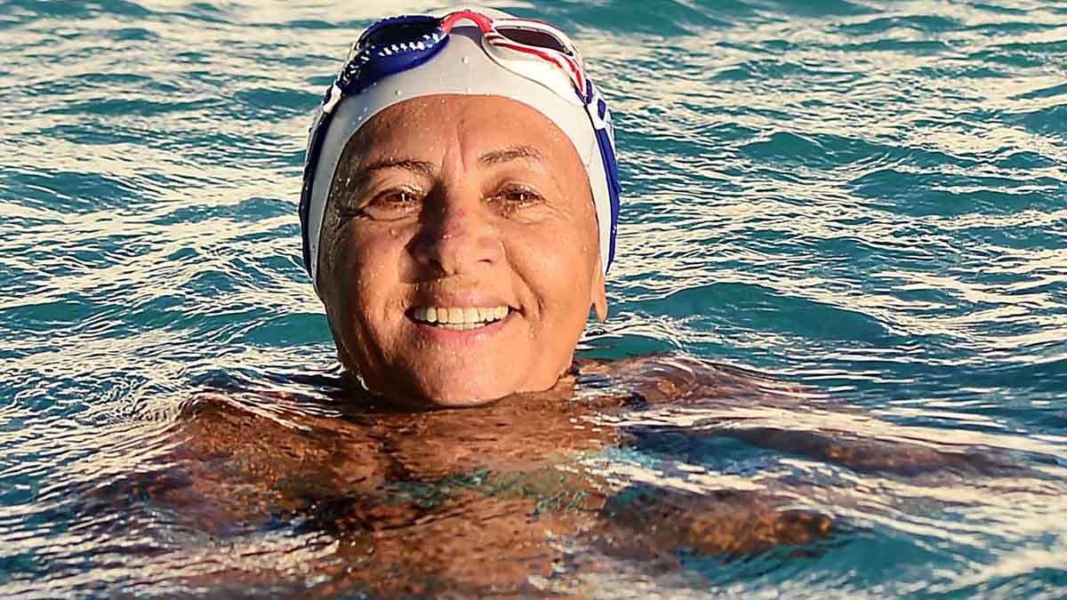 Uma atleta especial tem chamado a atenção de outros atletas e de visitantes da Arena Aquática de Salvador, no bairro da Pituba. Trata-se de