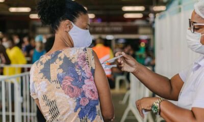 A Prefeitura de Salvador segue nesta terça-feira (30), das 8h às 16h, com a estratégia "Libera Geral" da vacinação contra a Covid-19