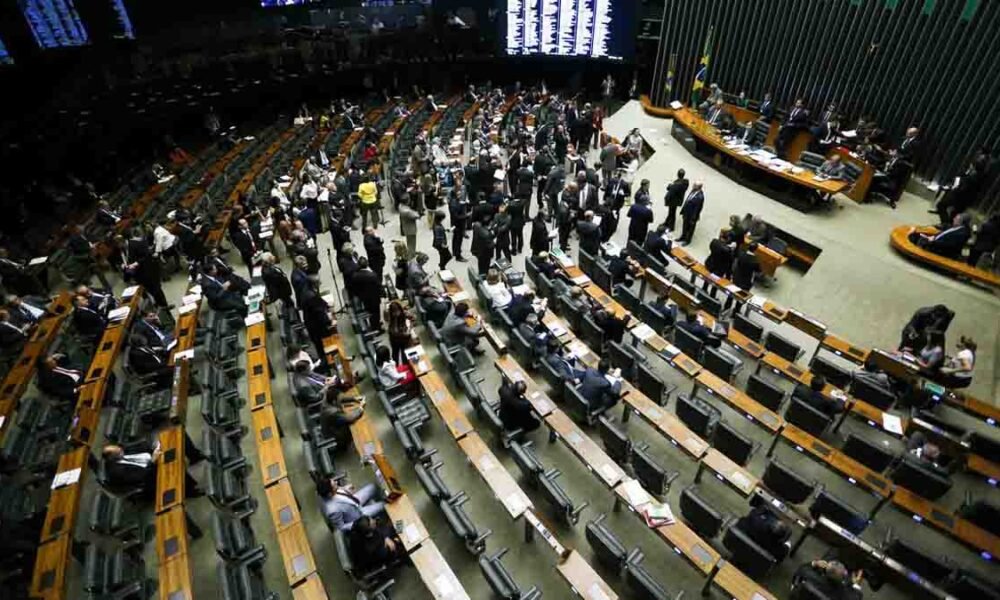 A Câmara dos Deputados aprovou em primeiro turno, na noite desta terça-feira (20), o texto-base a Proposta de Emenda à Constituição (PEC) da