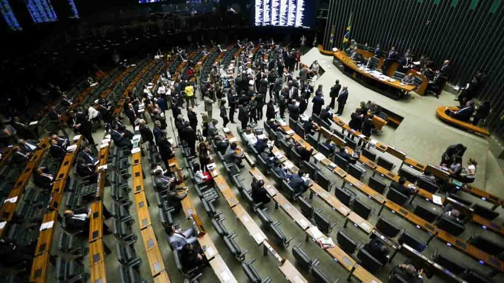 A Câmara dos Deputados aprovou em primeiro turno, na noite desta terça-feira (20), o texto-base a Proposta de Emenda à Constituição (PEC) da