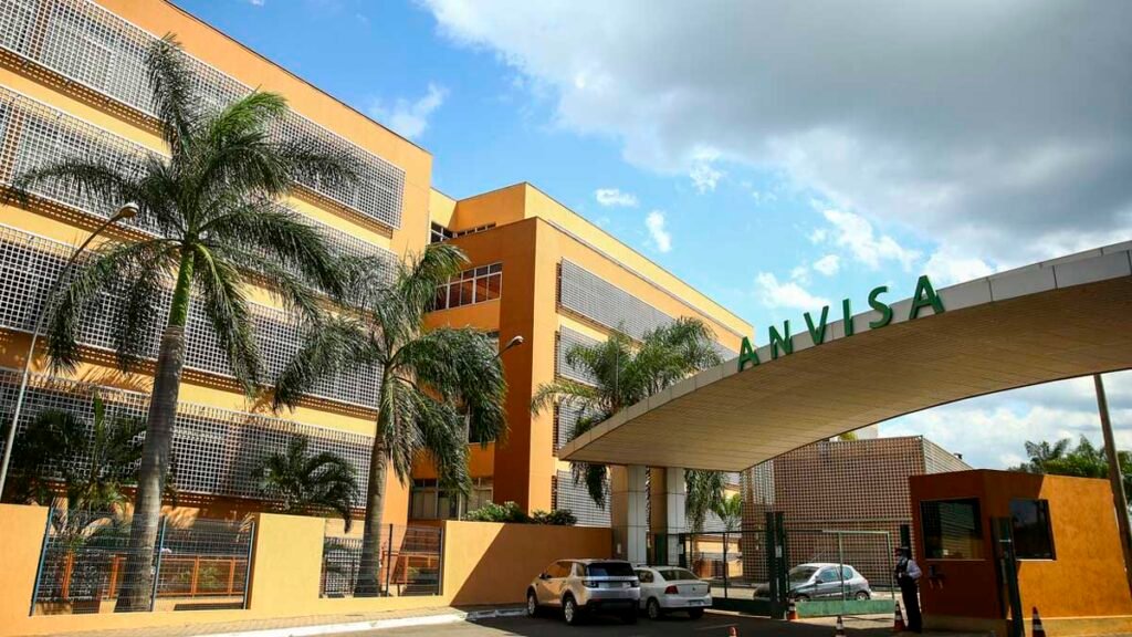 A Agência Nacional de Vigilância Sanitária (Anvisa) comunicou o recolhimento de 2,2 milhões de garrafas de Sidra Cereser sabor maçã, além de determinar a suspensão da venda e distribuição da bebida. A medida foi tomada na última sexta-feira (29) porque há possibilidade da presença de pequenos fragmentos de vidro na bebida, que podem provocar cortes na boca ou em partes do intestino se ingeridos.  