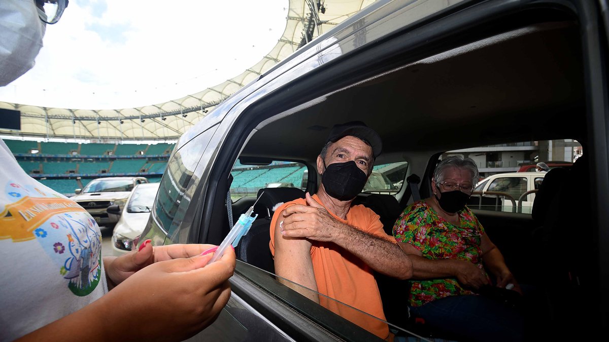 A Prefeitura de Salvador segue com a vacinação contra a Covid-19 nesta terça-feira (9), das 8h às 16h, para aplicação da 1ª, 2ª e 3ª doses nos