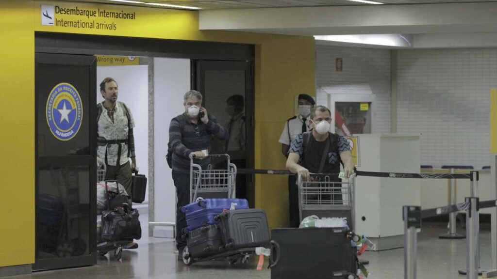 A Agência Nacional de Vigilância Sanitária (Anvisa) informou hoje (28) que um brasileiro com passagem pela África do Sul testou positivo para