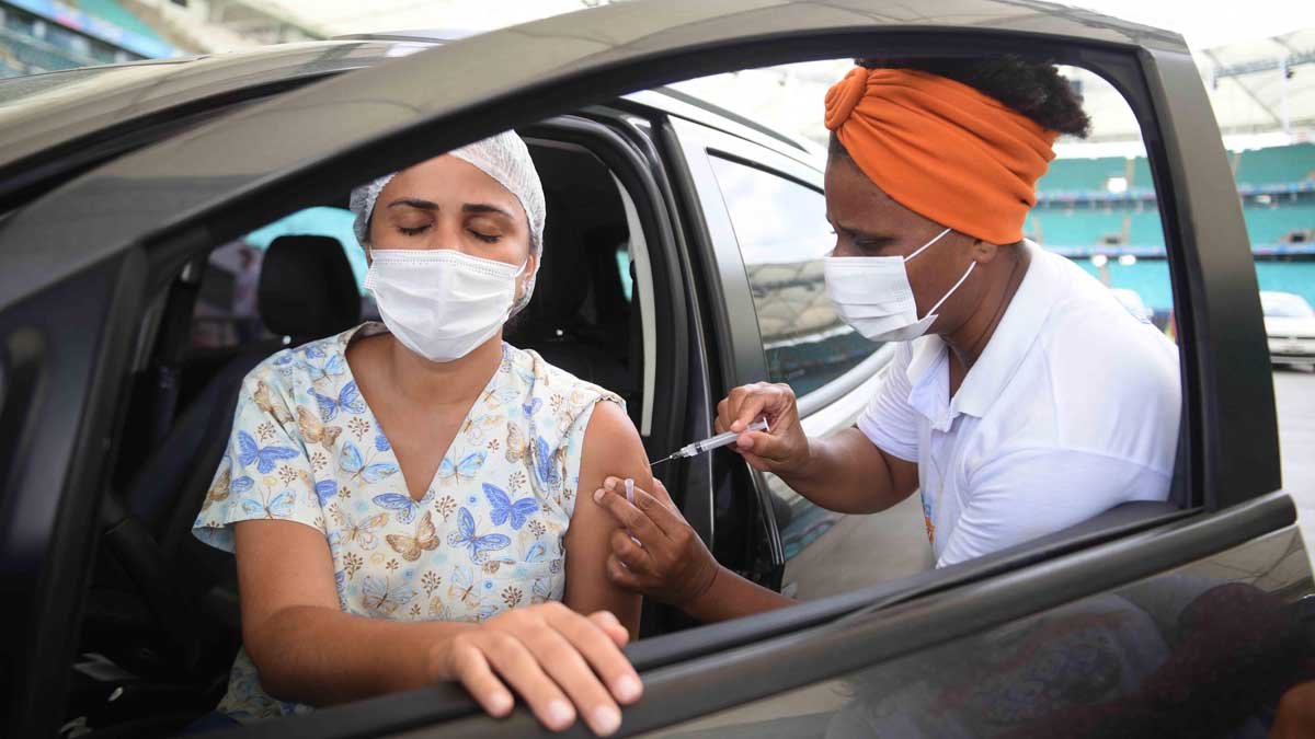 A Prefeitura de Salvador segue com a vacinação contra a Covid-19 nesta quarta-feira (10) das 08h às 16h. Além dos drivers e pontos fixos, as