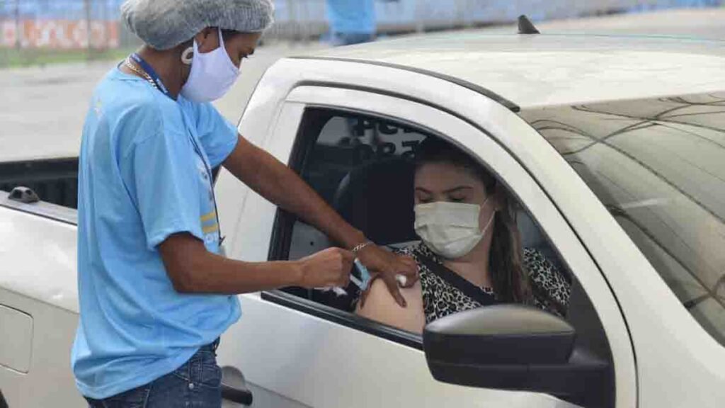 A Prefeitura de Salvador aplica a 1ª, 2ª e 3ª doses da vacina contra a Covid-19 nesta quarta-feira (24), das 8h às 16h. Todos deverão estar com os