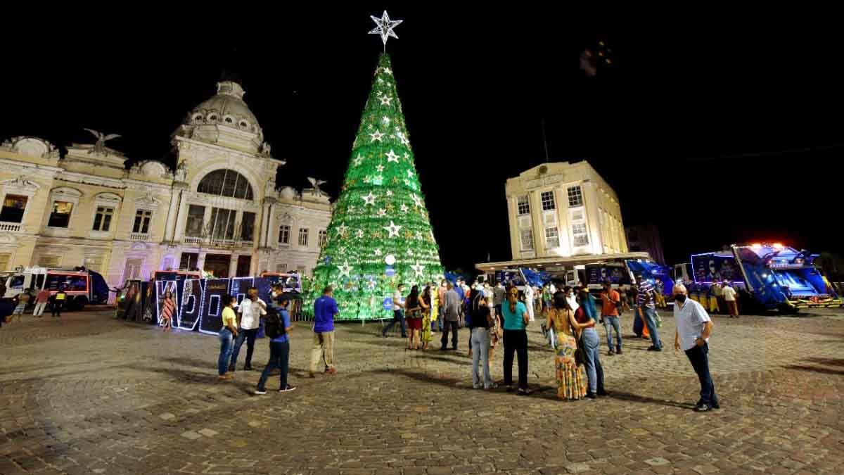 A Prefeitura entregou à população, na noite desta terça-feira (23), uma mega árvore de Natal Sustentável com 22 metros de altura e construída