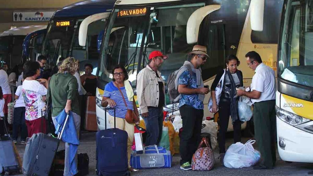 desta quinta-feira (25) decreto que exige a comprovação de vacinação contra a Covid-19 para uso do transporte público intermunicipal na Bahia