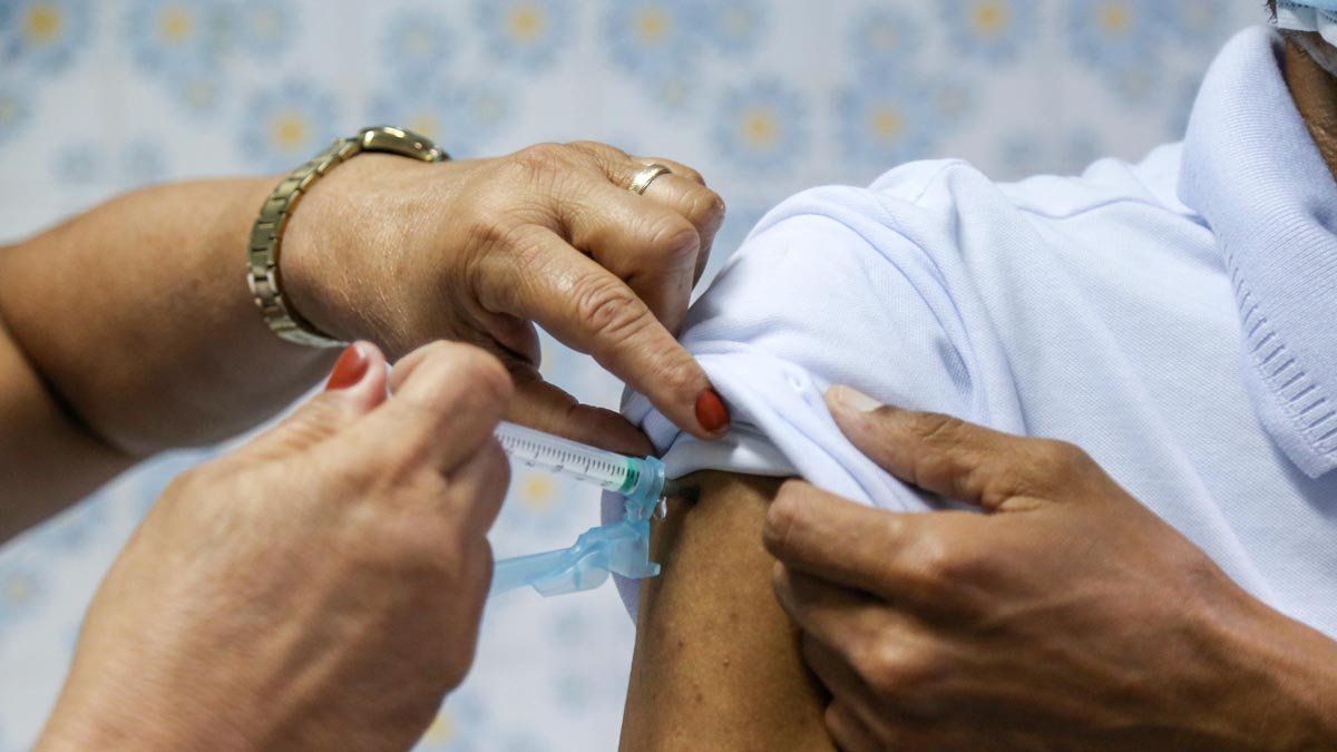 A Secretaria Municipal de Salvador (SMS), disponibiliza doses de vacina contra gripe em postos de saúde soteropolitanos. Atualmente, há uma