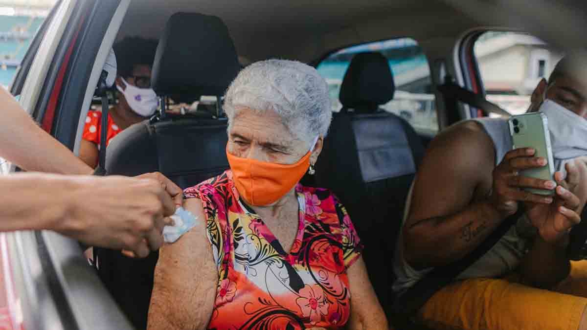de Salvador segue com a vacinação contra a Covid-19 nesta quinta-feira (11), das 8h às 16h. Além dos drives e pontos fixos, as doses da vacina