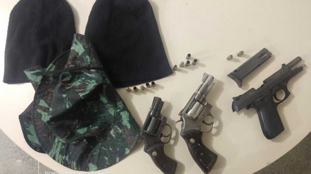 RMS apreenderam, nesta madrugada de quarta-feira (3), três armas de fogo, duas bananas de dinamite, roupas camufladas e um carro roubado