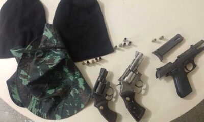 RMS apreenderam, nesta madrugada de quarta-feira (3), três armas de fogo, duas bananas de dinamite, roupas camufladas e um carro roubado