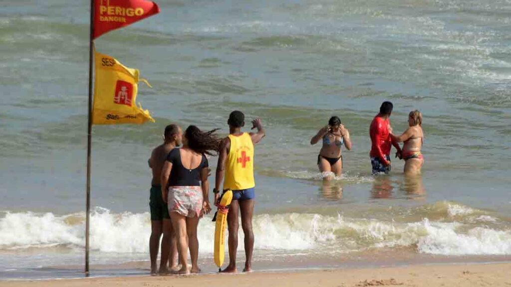 A previsão do tempo para esta segunda (15), feriado da Proclamação da República, é de céu nublado com chances de até 90% de chuvas para, com riscos para
