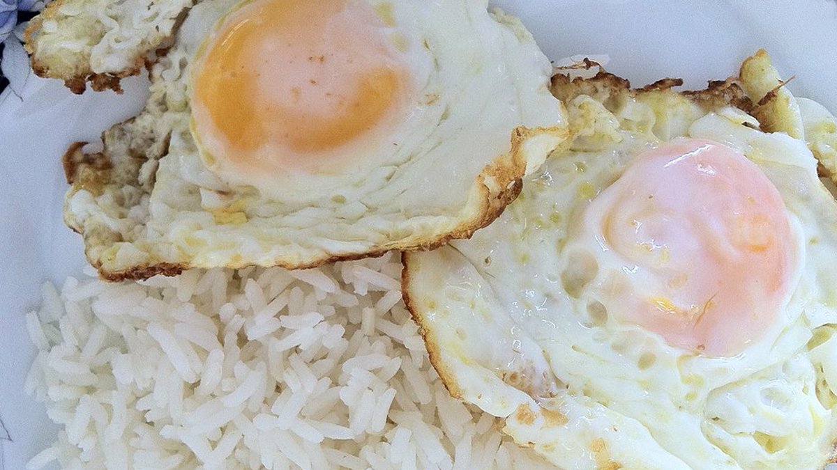 Lá pro final da infância, as coisas ficaram sombrias lá em casa. O cardápio não variava. Arroz com ovo. Todo dia. Minha mãe tentava nos