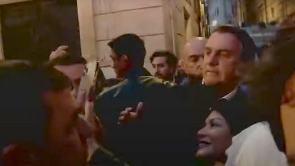 região da embaixada do Brasil em Roma neste domingo (31). Seguranças italianos e brasileiros empurraram, deram socos, arrancaram celular de um