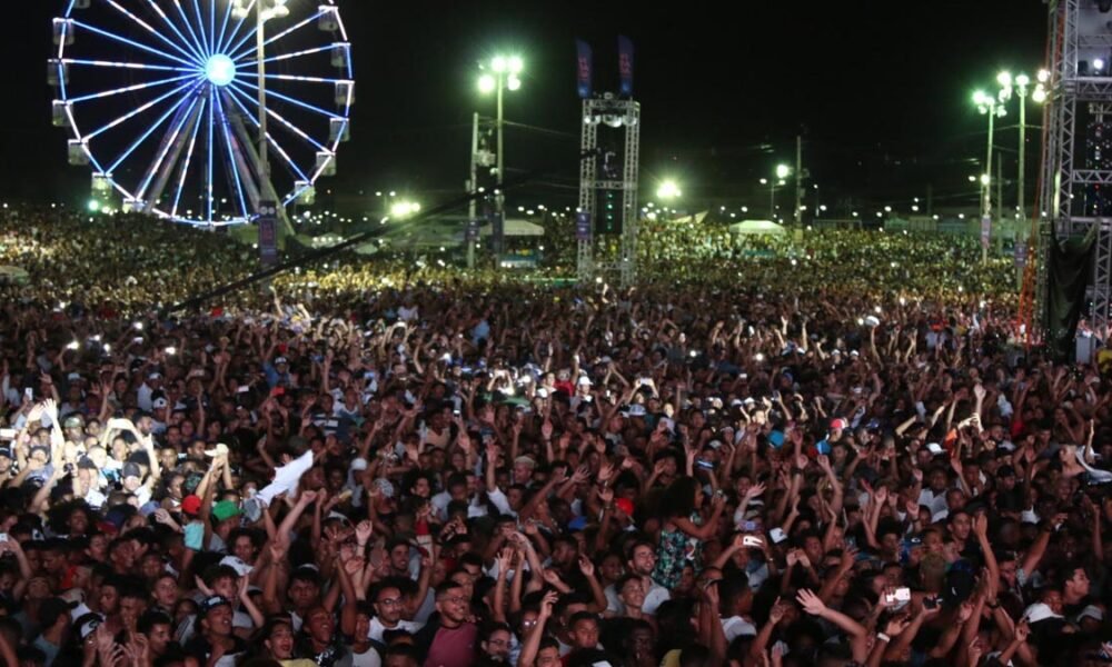 Faltando um mês para o réveillon, as capitais brasileiras ainda se dividem sobre a realização de festas que possam causar aglomerações em