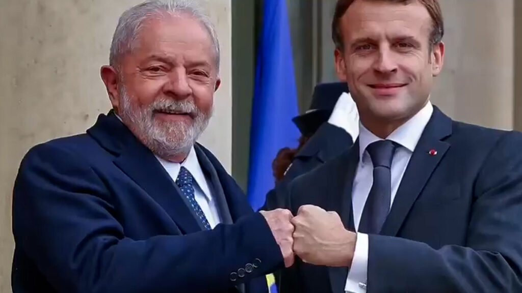 Após discursar e ser aplaudido de pé no Parlamento Europeu, na segunda-feira (15), o ex-presidente Lula foi recebido por Emmanoel Macron,