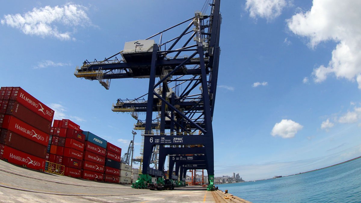 As exportações baianas alcançaram o montante de US$ 8,24 bilhões no acumulado de janeiro a outubro do ano corrente, o que representa um