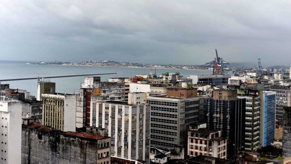 A previsão do clima em Salvador é de tempo nublado com muitas nuvens e possibilidade de chuvas isoladas nesta sexta (11), sábado (12) e domingo (13), de acordo com informações do Instituto Nacional de Meteorologia (Inmet).