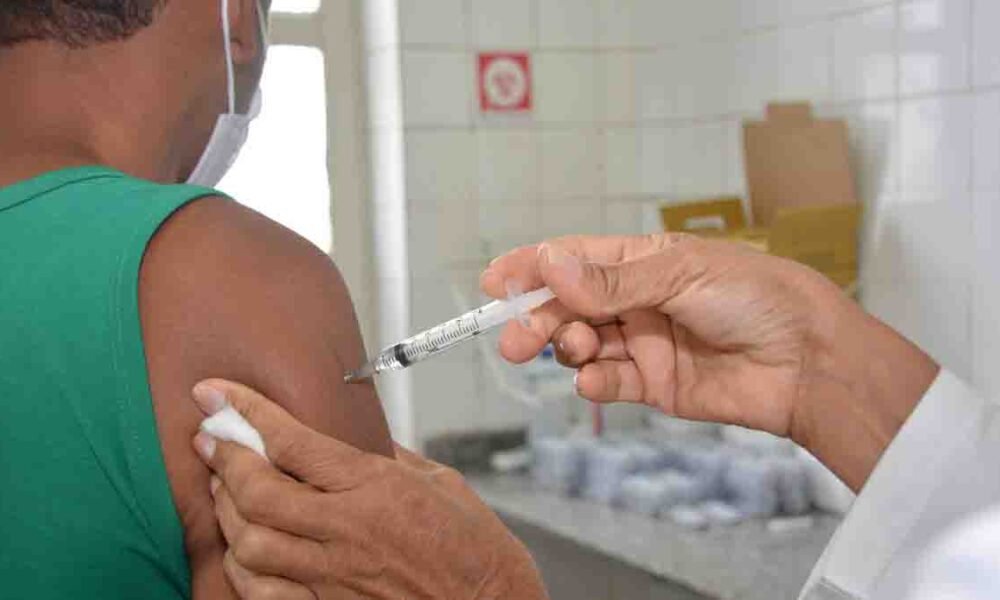 A Prefeitura de Salvador abre nesta quinta-feira (25), das 8h às 16h, a vacinação contra a Covid-19 com aplicação da 1ª e 2ª doses para o